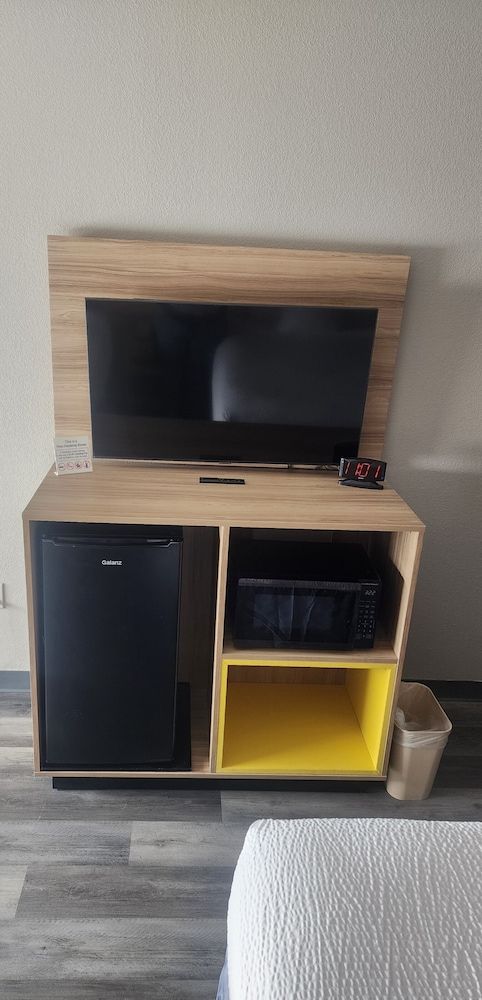 Days Inn & Suites by Wyndham Tucson/Marana Standard Room, 2 Queen Beds 9