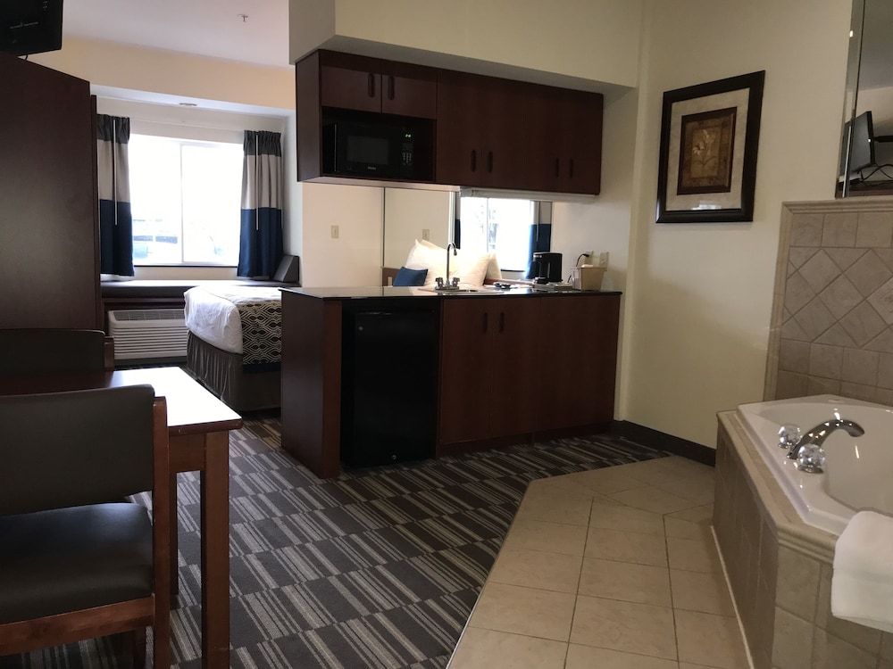 Studio Suite, 1 Queen Bed, Jetted Tub