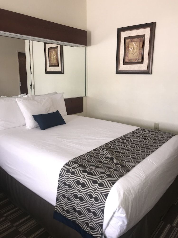Standard Room, 1 Queen Bed, Accessible