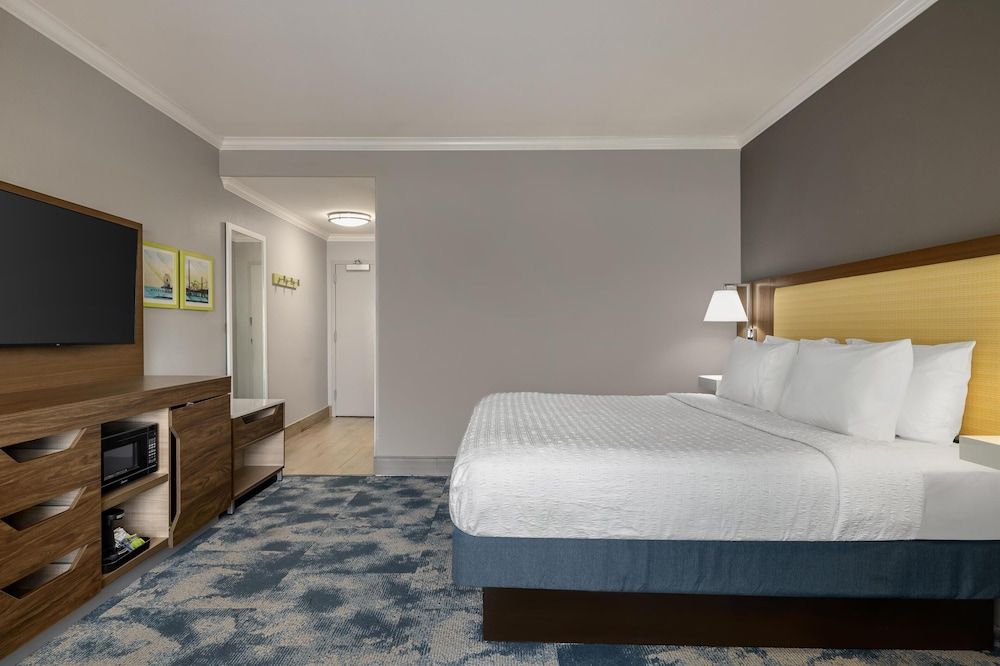 Studio, One King Bed, Non-Smoking (Studio with Balcony, Non-Smoking)