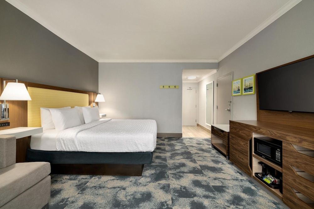 Suite, 1 King Bed, Accessible, Non Smoking