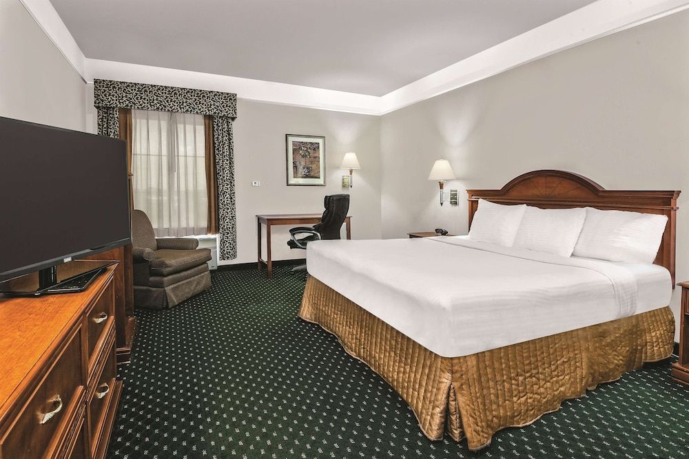 Room, 1 King Bed, Accessible, Non Smoking (Tub with Grab Bars)