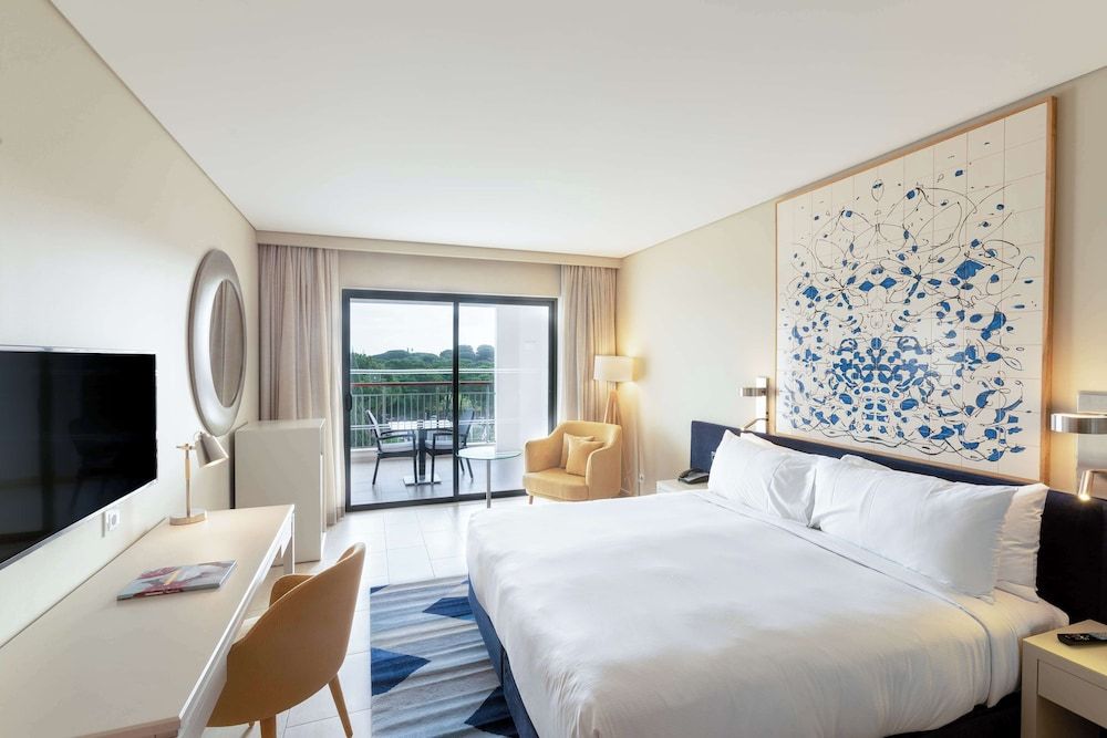 Deluxe Room, 1 King Bed, Pool View