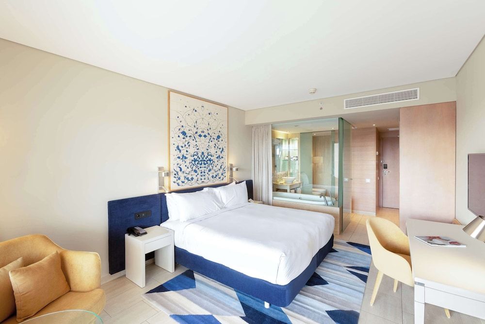 Deluxe Room, 1 King Bed, Pool View