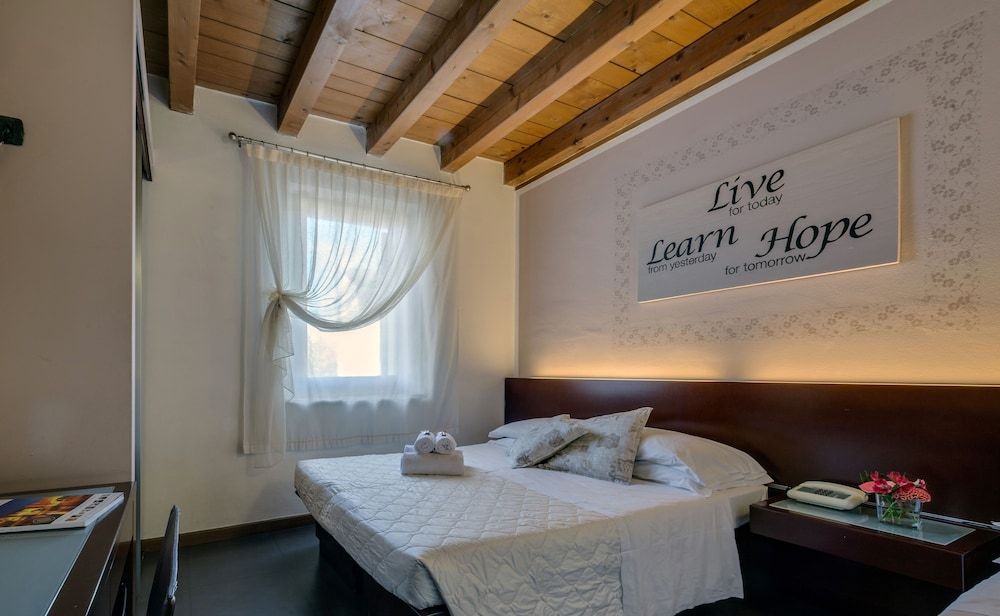 Queen and 1 Twin Room