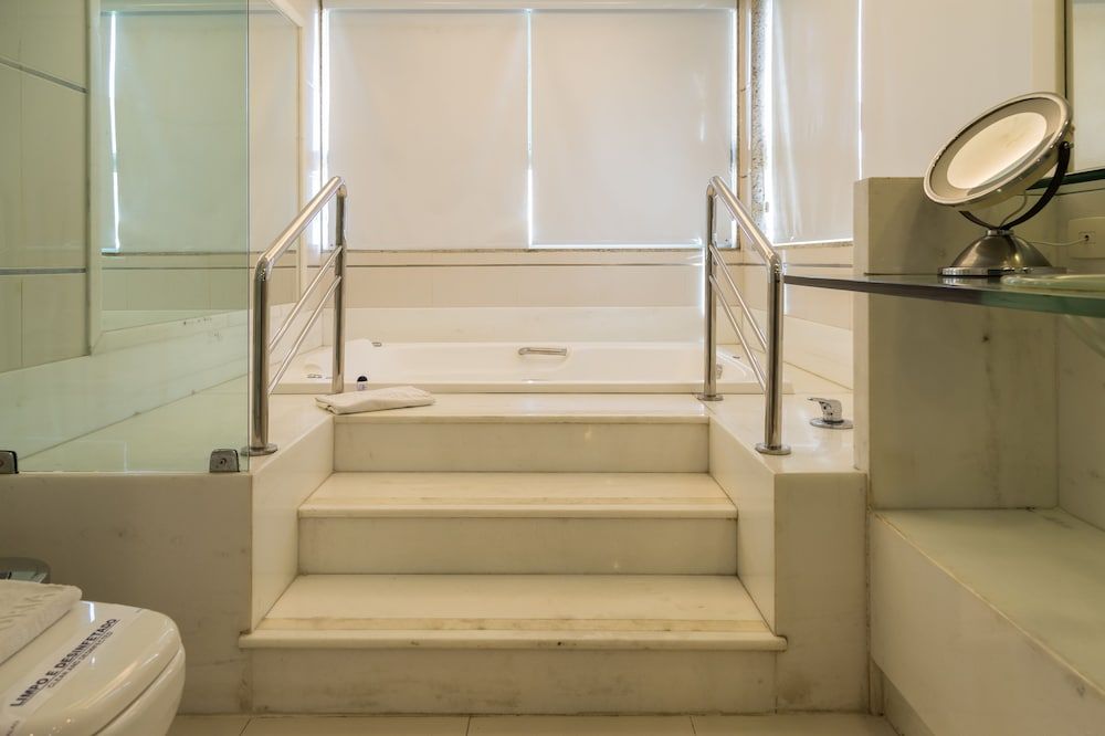 Deep soaking bathtub