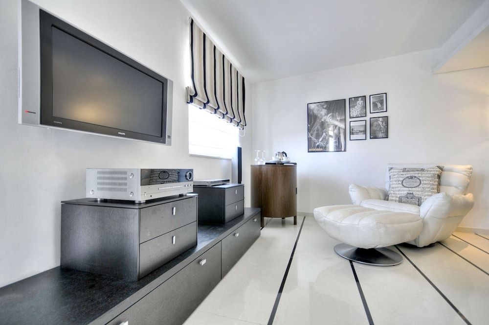 AX The Palace Suite, Hot Tub 5