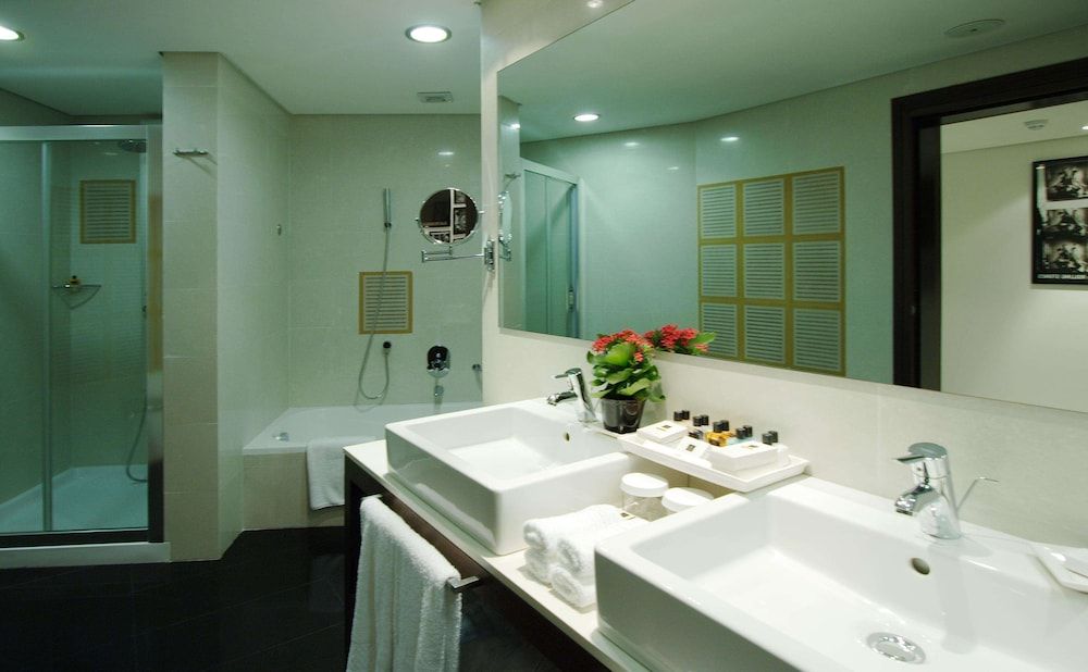 AX The Palace Suite, Hot Tub 4