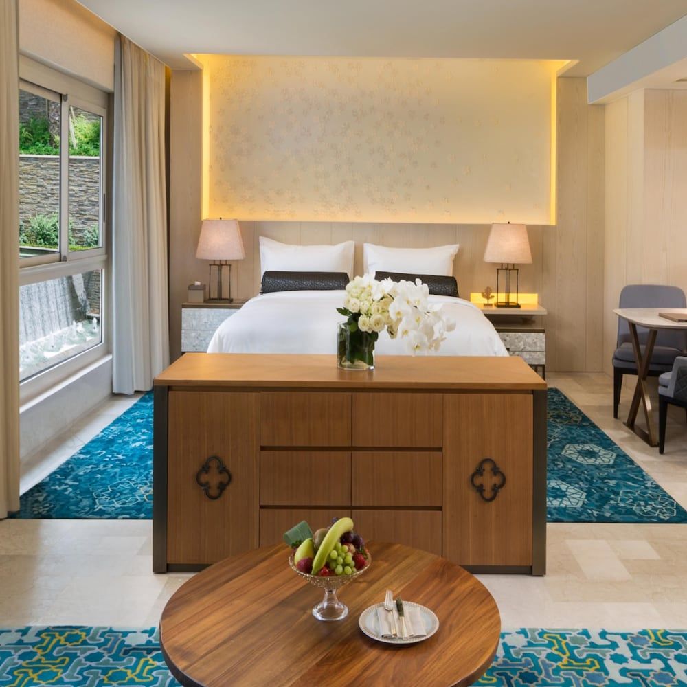 Junior Suite, 1 King Bed, Garden View