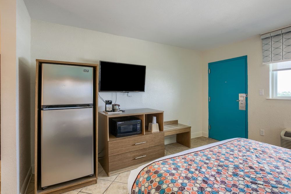 Beachside Resort Hotel Standard Room, 1 King Bed 2