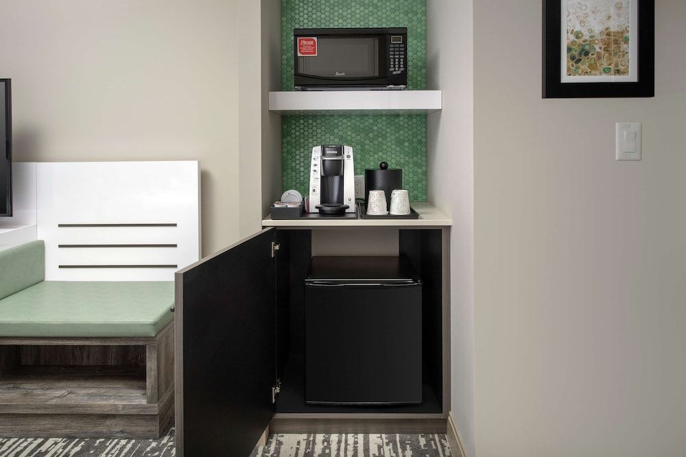 Hilton Garden Inn Miami Brickell South Room, 1 King Bed 4