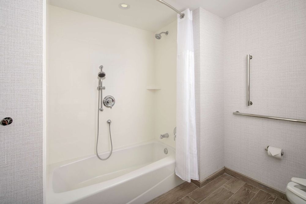 Room, 2 Queen Beds, Accessible, Bathtub (Mobility & Hearing)