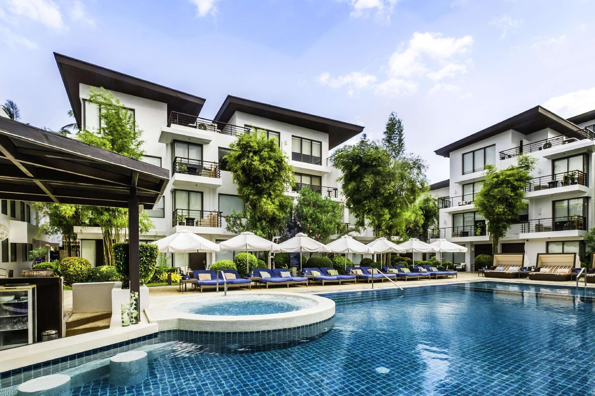 swimming pool [outdoor]