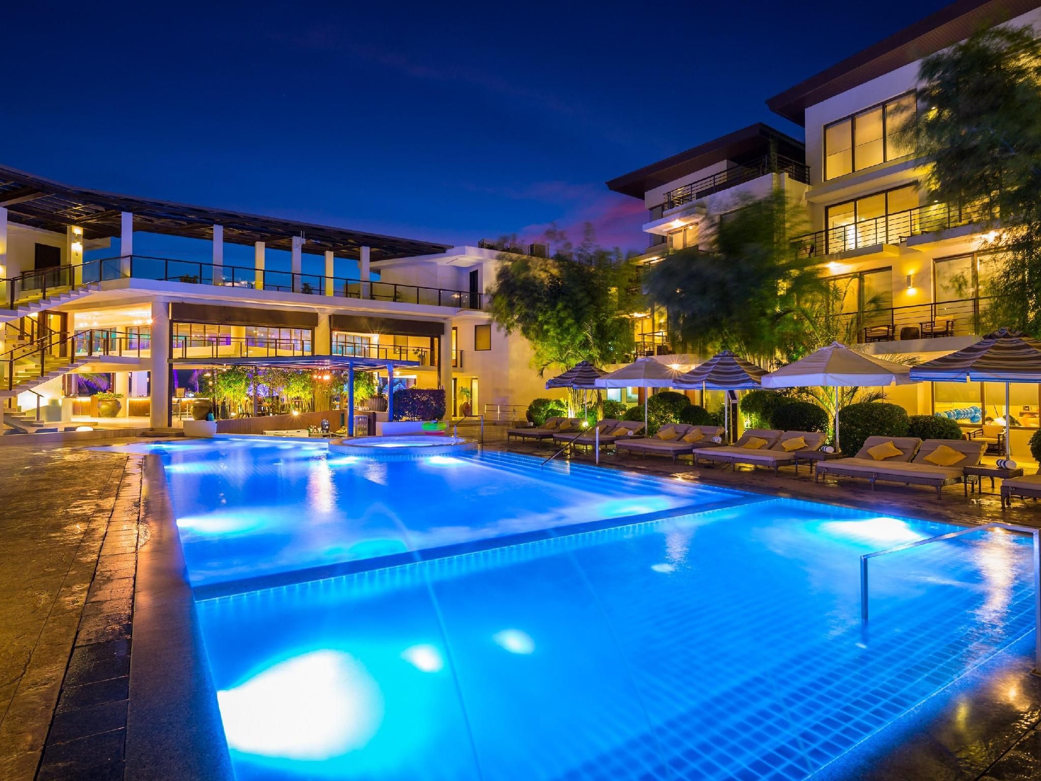 swimming pool [outdoor]