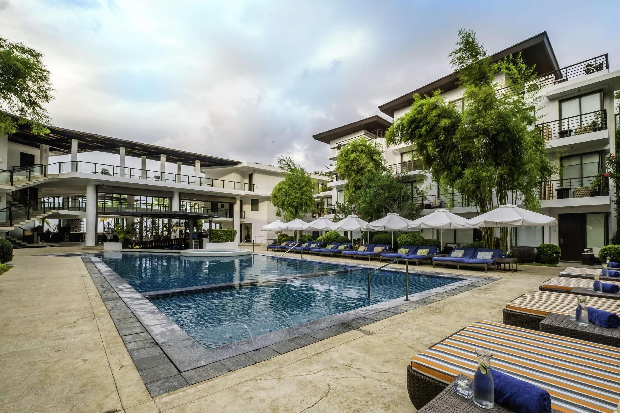 swimming pool [outdoor]