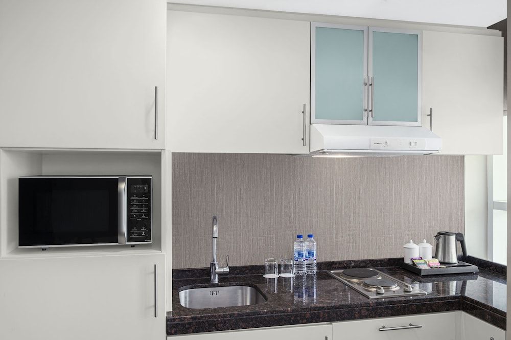 Leva Hotel and Suites, Mazaya Centre Deluxe King Atrium View 6