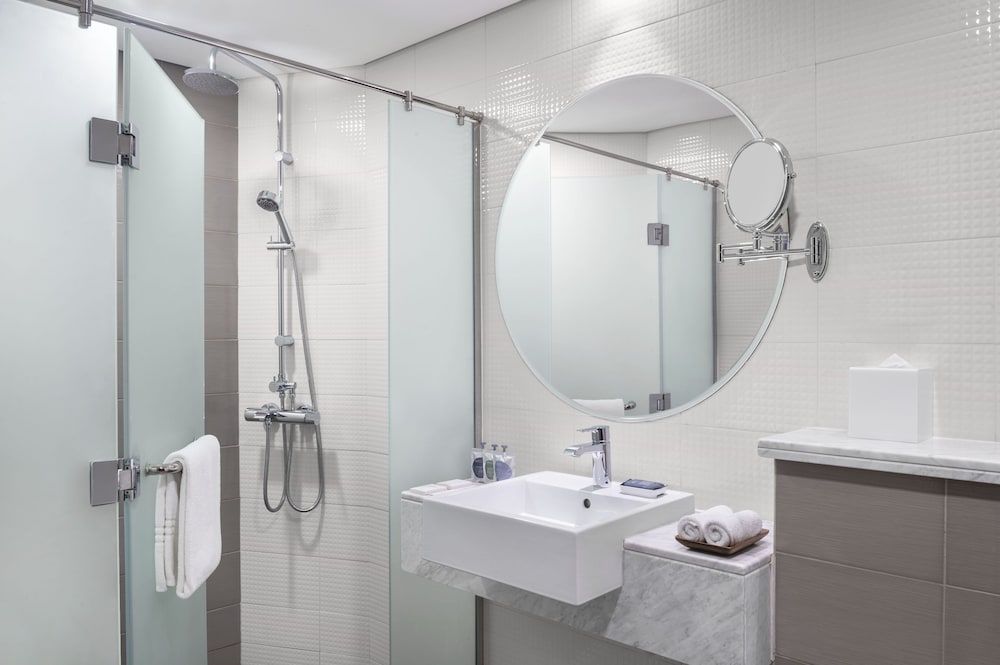 Leva Hotel and Suites, Mazaya Centre Deluxe Twin Atrium View 6