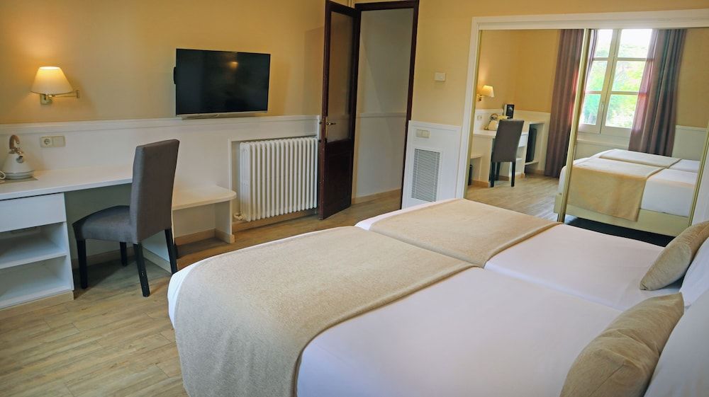 1881 Hotel Balneario Vichy Catalan Premium Room, Garden View 9