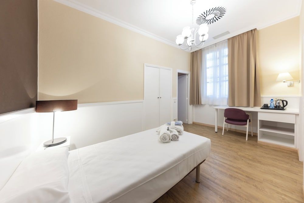 1881 Hotel Balneario Vichy Catalan Family Room 2