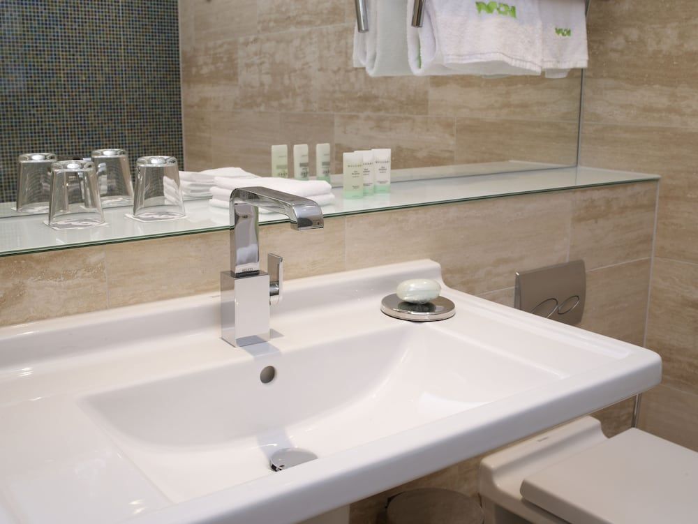 Avalon Hotel Standard Twin Bed 2