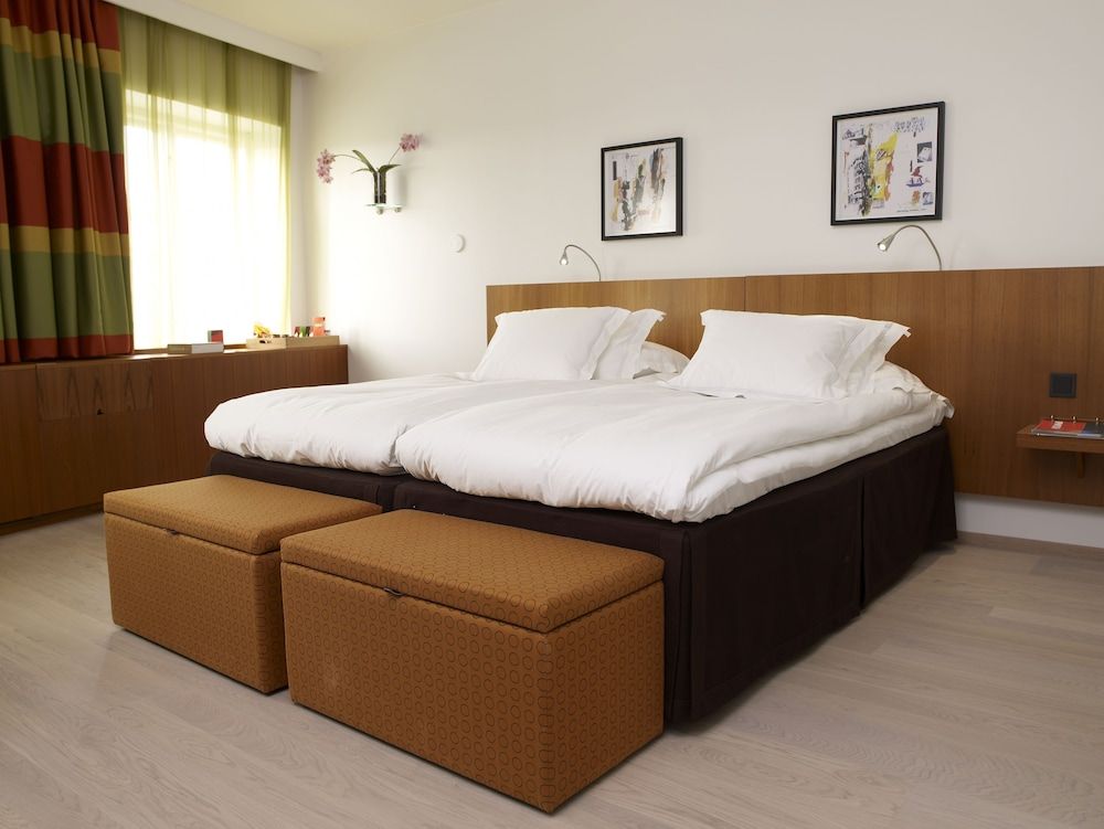 Avalon Hotel Standard Twin Bed