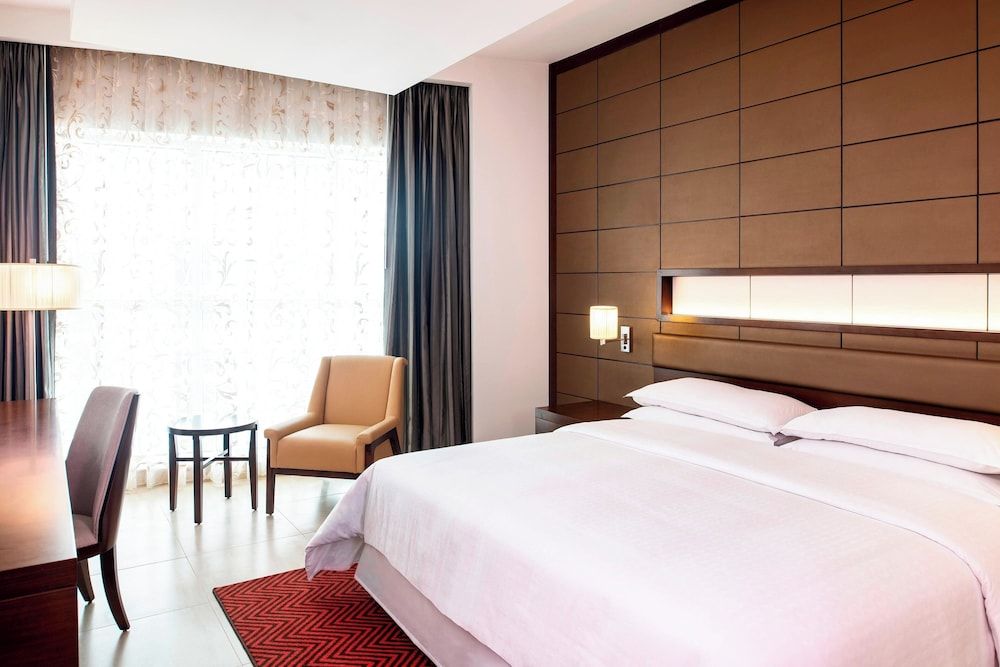Four Points by Sheraton Sharjah Classic Room, 1 King Bed, Non Smoking 2