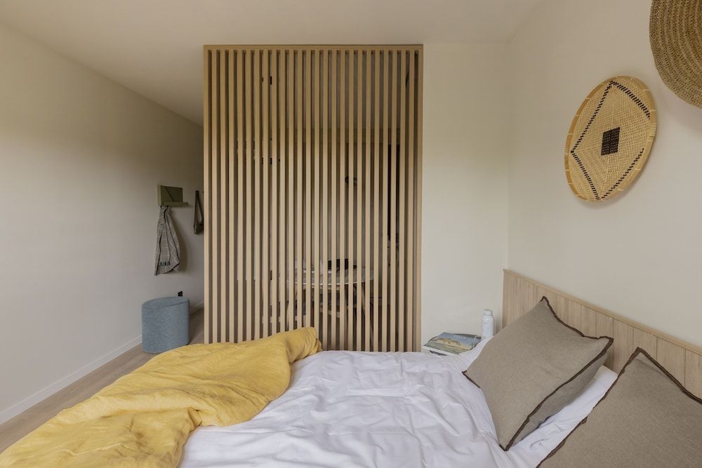 Studio, Balcony