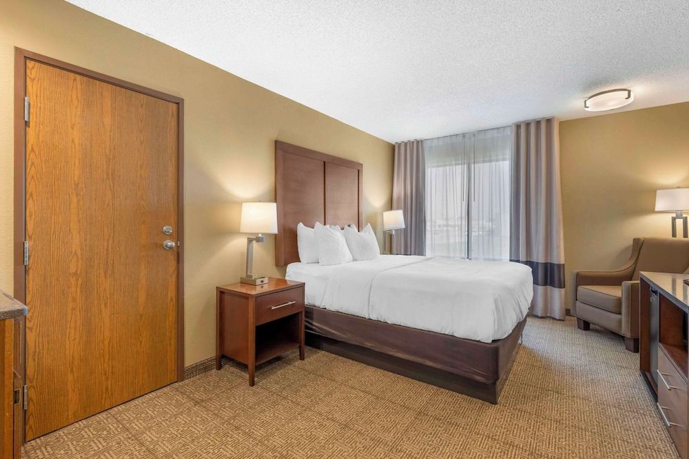 Suite, 1 king bed with queen bed