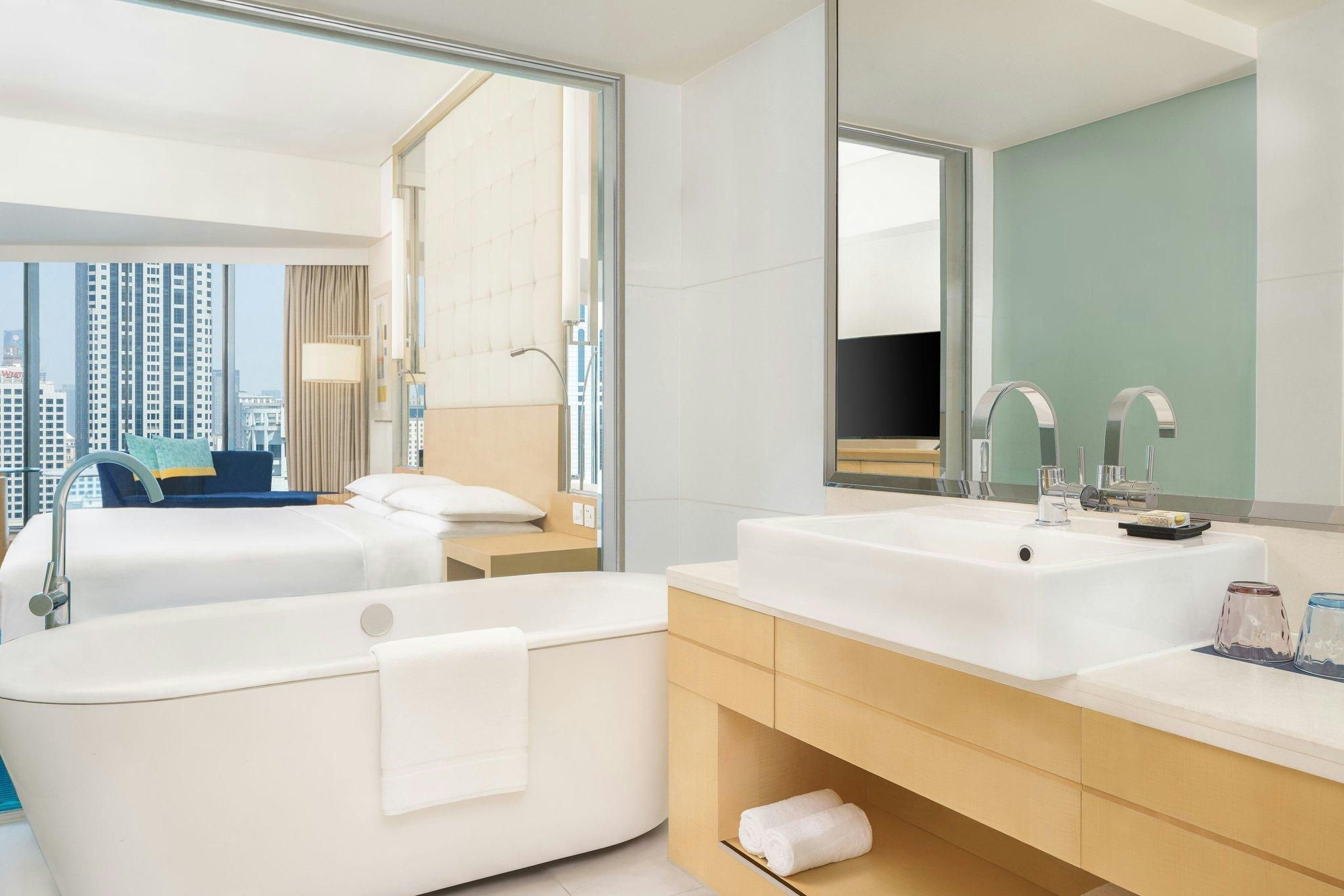 Bund River View Club King, Club lounge access, Guest room, 1 King, Bund River view, High floor