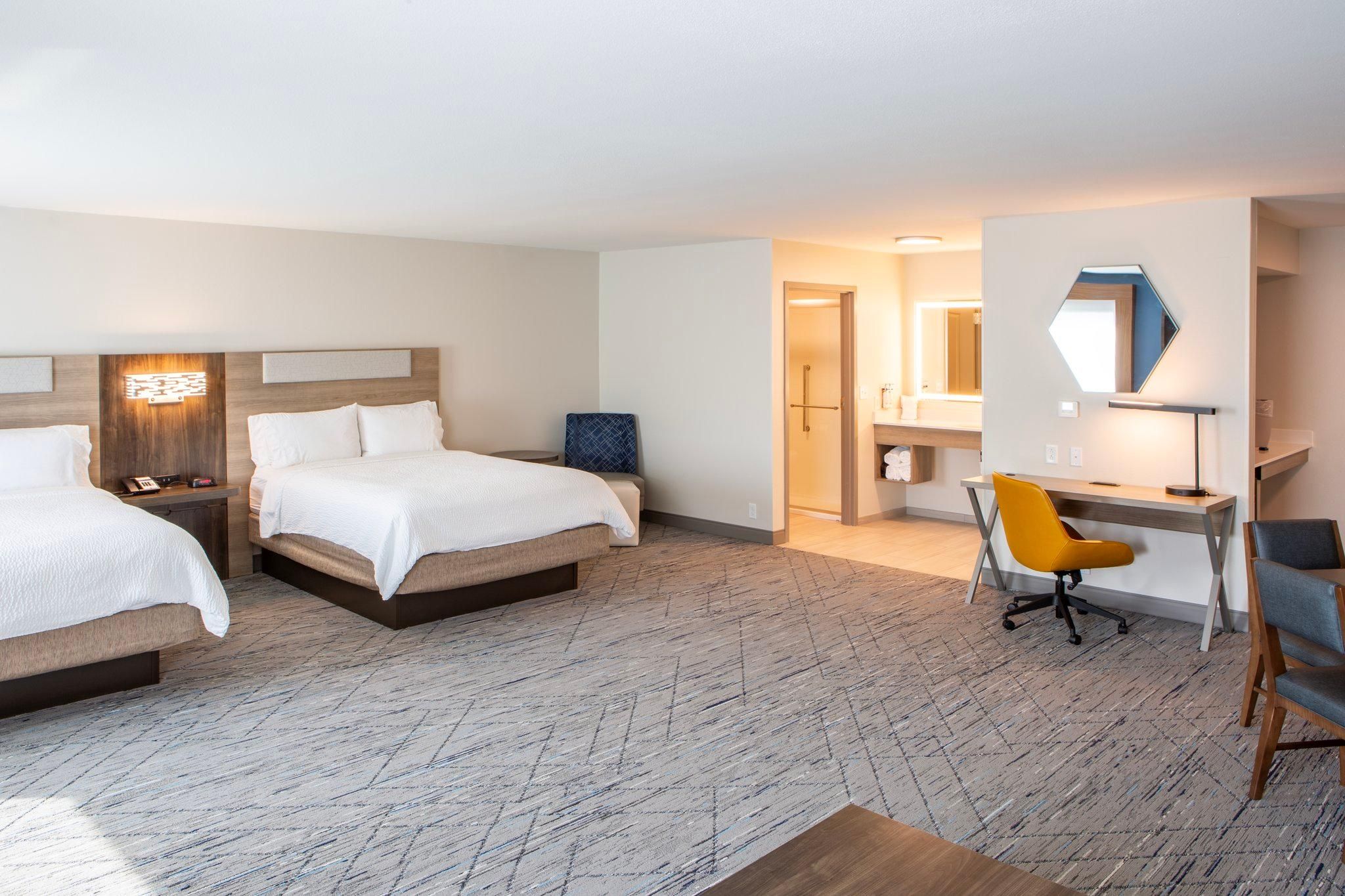 2 Queen Beds Suite