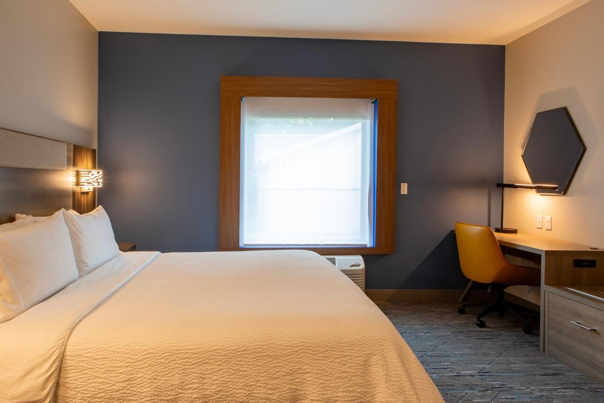 Standard King Room with Roll-in Shower - Mobility Accessible