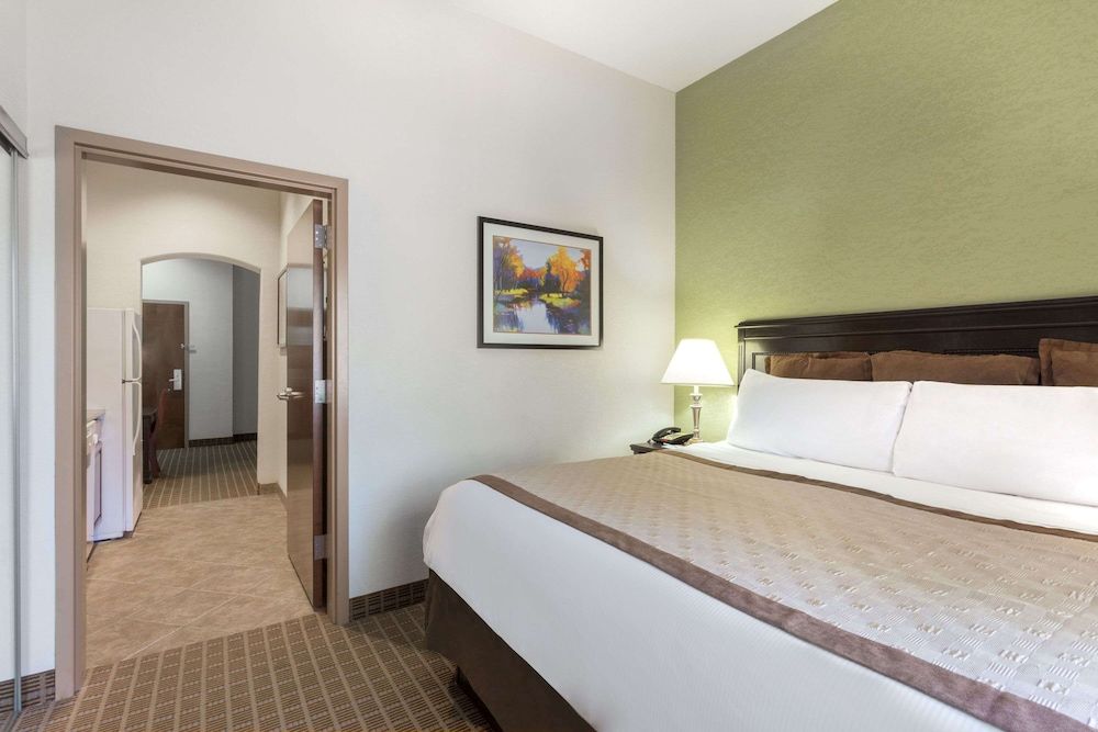 Executive Suite, 1 Bedroom, Non Smoking, Kitchen