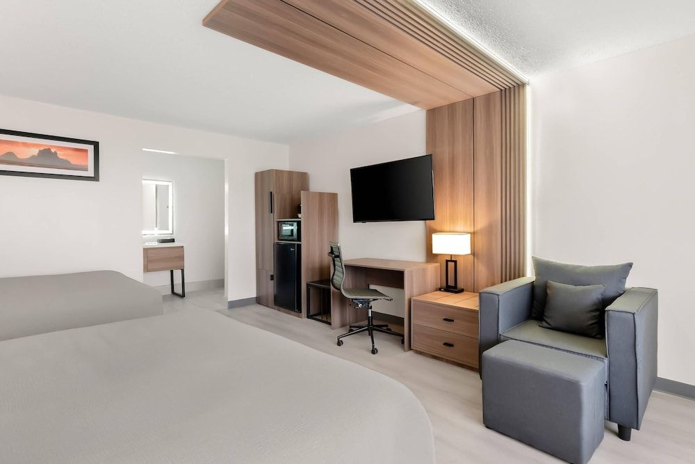 Quality Inn & Suites Deluxe Room, 2 Queen Beds, Non Smoking 8