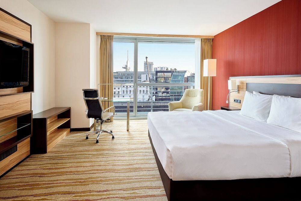 Courtyard by Marriott Düsseldorf Hafen Room, 1 Queen Bed 4