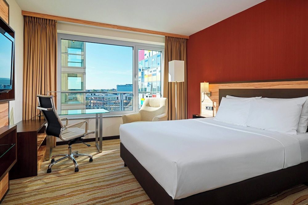 Courtyard by Marriott Düsseldorf Hafen Room, 1 Queen Bed