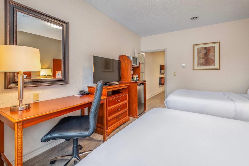 2 Queen Beds, Sofa Bed, 2 Room Suite