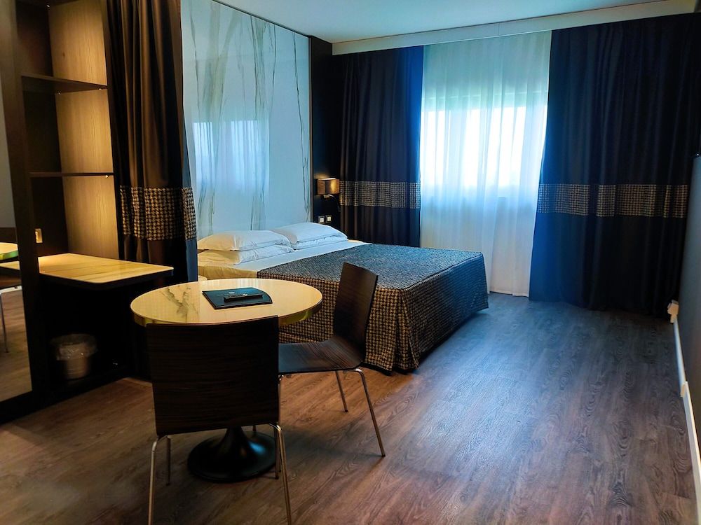 undefined The Sydney Hotel 10