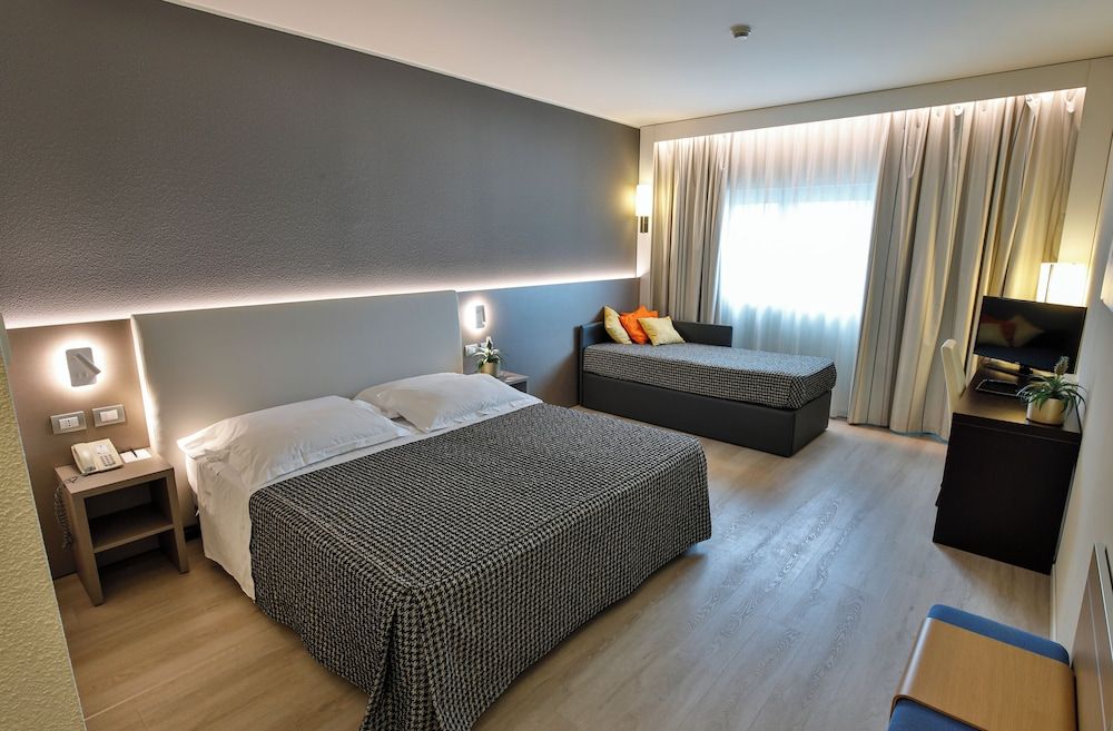 undefined The Sydney Hotel 2