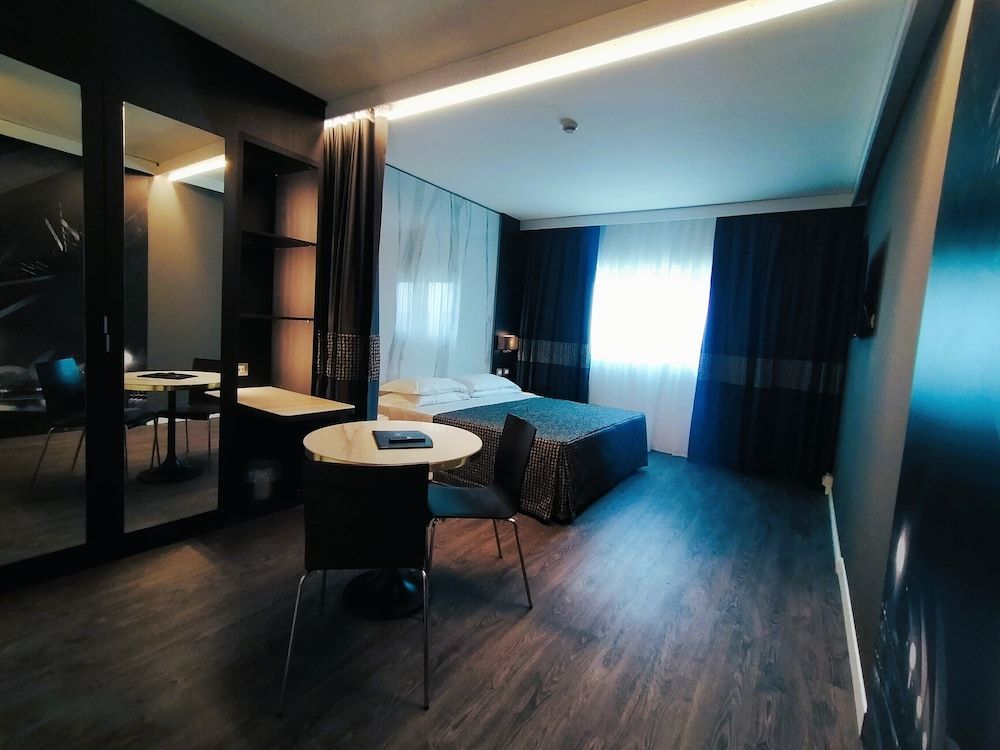 undefined The Sydney Hotel 5