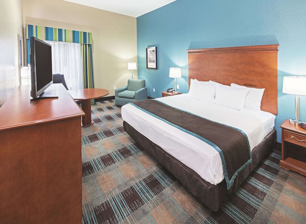 La Quinta Inn & Suites by Wyndham Houston Hobby Airport Room, 1 King Bed, Non Smoking 3