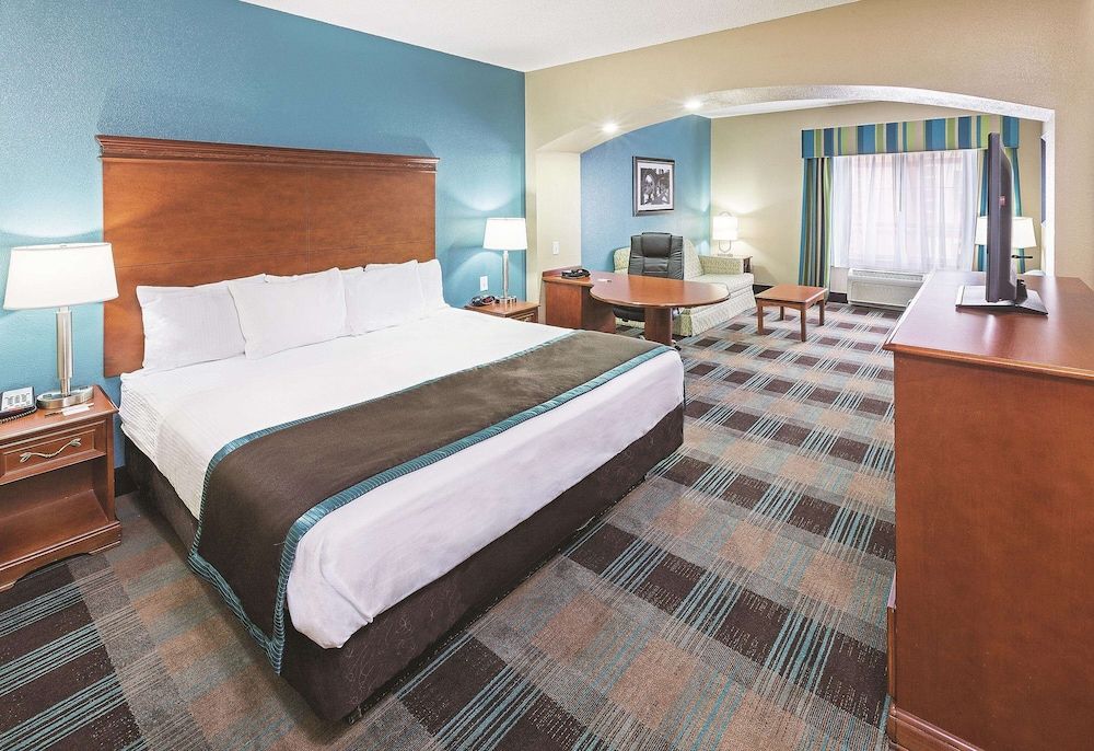 undefined La Quinta Inn & Suites by Wyndham Houston Hobby Airport 2
