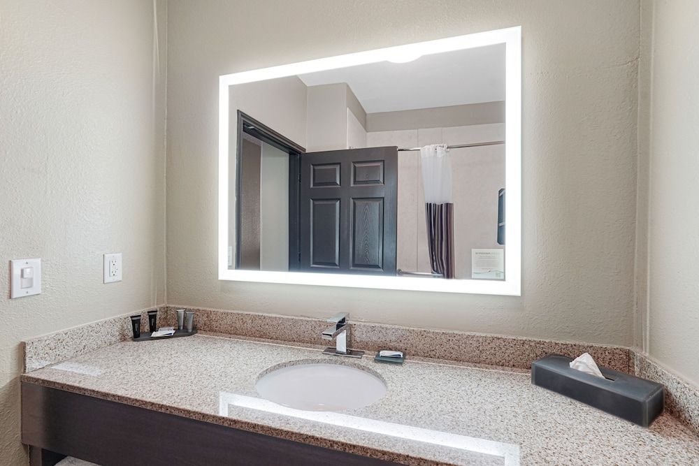 undefined La Quinta Inn & Suites by Wyndham Houston Hobby Airport 10