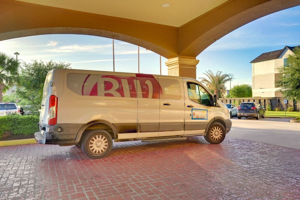 undefined La Quinta Inn & Suites by Wyndham Houston Hobby Airport 6