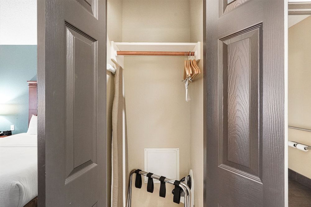 undefined La Quinta Inn & Suites by Wyndham Houston Hobby Airport