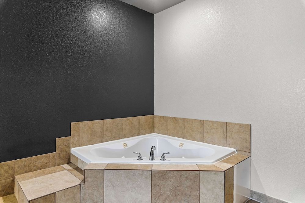 Best Western Sherwood Inn & Suites Suite, 1 King Bed, Non Smoking, Jetted Tub 3