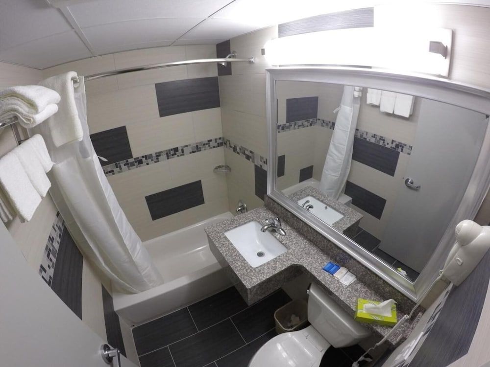 Red Carpet Inn Elmwood Park Deluxe Room, 2 Queen Beds, Smoking 5