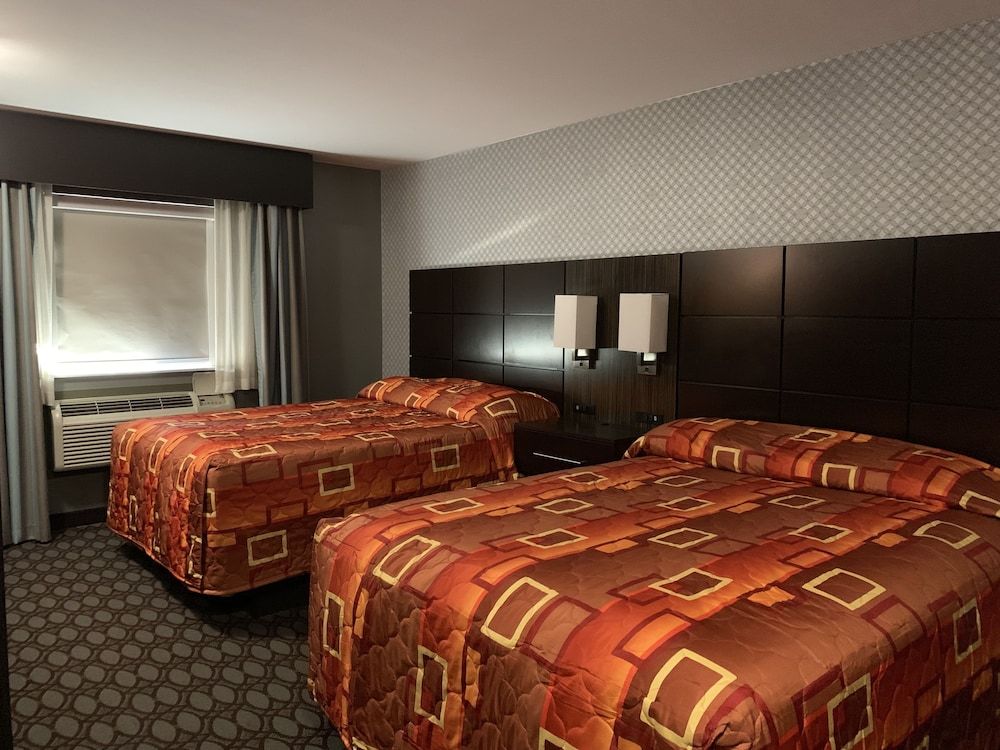 Red Carpet Inn Elmwood Park Deluxe Room, 2 Queen Beds, Smoking 2