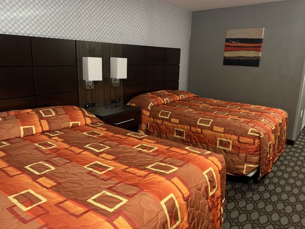 Red Carpet Inn Elmwood Park Deluxe Room, 2 Queen Beds, Smoking 4