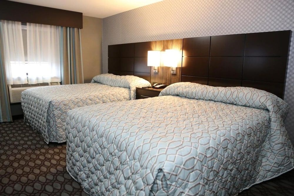 Red Carpet Inn Elmwood Park Deluxe Room, 2 Queen Beds, Smoking 3