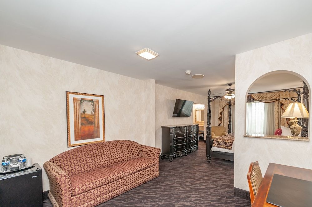 Bellissimo Hotel, Trademark by Wyndham Near Foxwoods Casino Presidential Room, 1 King Bed, Non Smoking 9